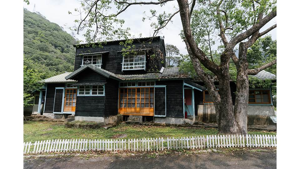 日式宿舍曾是無數萬大電廠同仁的家園，沿著屋舍與紅磚牆漫步、想像這裡曾有過哪些柴米油鹽的平凡故事，最能感受歲月的寧靜悠遠。